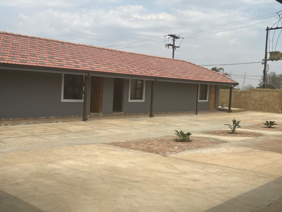 To Let 8 Bedroom Property for Rent in Bethanie North West